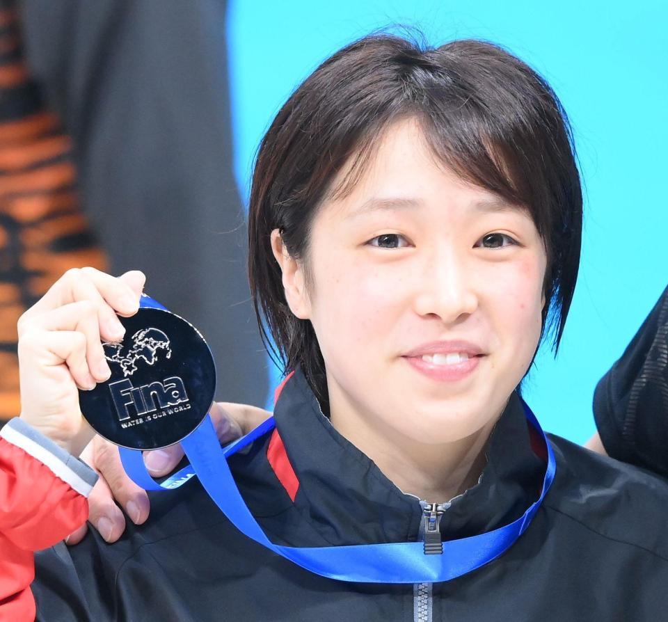 　女子高飛び込み２位となり銀メダルを手にする荒井祭里＝５日