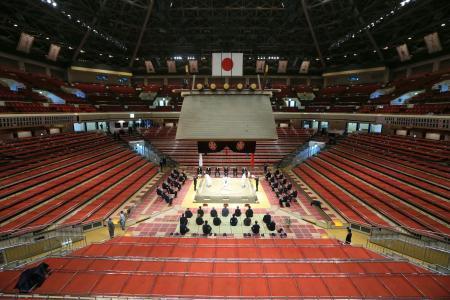 　東京・両国国技館で行われた大相撲夏場所の土俵祭り＝８日