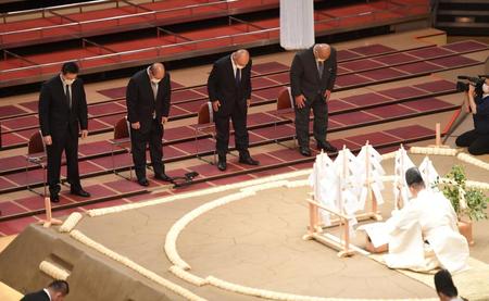 　土俵祭りに出席した（左から）伊勢ケ浜審判部長、八角理事長、花籠理事、藤島副理事（撮影・伊藤笙子）