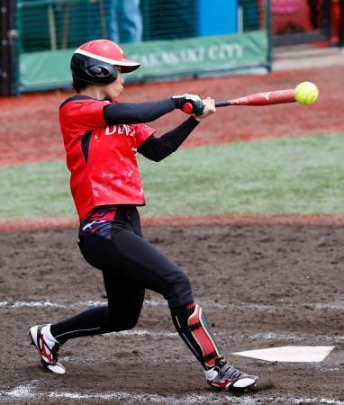 　伊予銀行戦の４回、適時打を放つデンソー・山田＝高崎市ソフトボール場