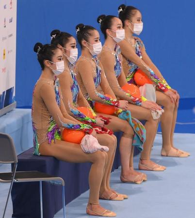 　競技を終えてマスクをして待機するフェアリージャパンＰＯＬＡ（撮影・堀内翔）