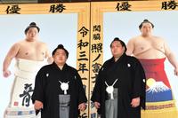 　優勝額贈呈式で記念写真に納まる大栄翔（左）と照ノ富士（代表撮影）