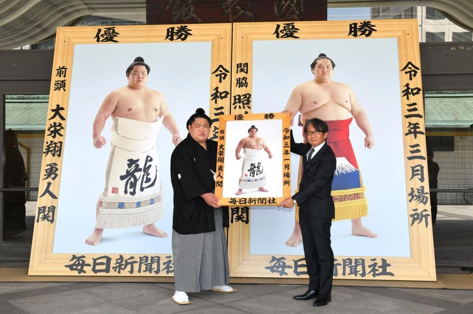 贈呈式で優勝額を受け取る大栄翔（左）＝代表撮影