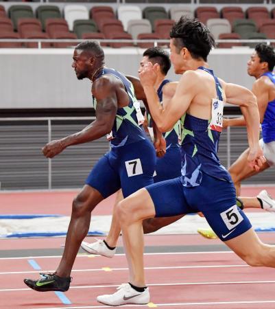 　男子１００メートル決勝　力走する１０秒２４で優勝したジャスティン・ガトリン（左）。右手前は２位の多田修平＝国立競技場