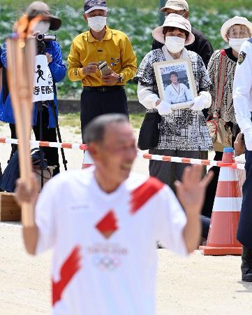 聖火、古賀稔彦さんの母校を走るバルセロナ五輪時の写真胸に１周
