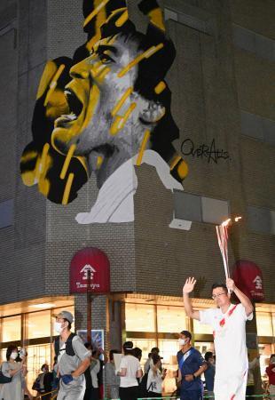 聖火、柔道家古賀さんの思い胸に百貨店の巨大壁画前を通過、佐賀