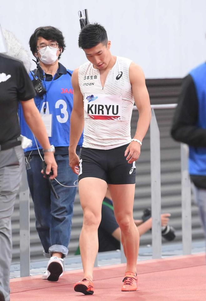 　男子１００メートル予選で失格となりトラックを後にする桐生祥秀（撮影・堀内翔）