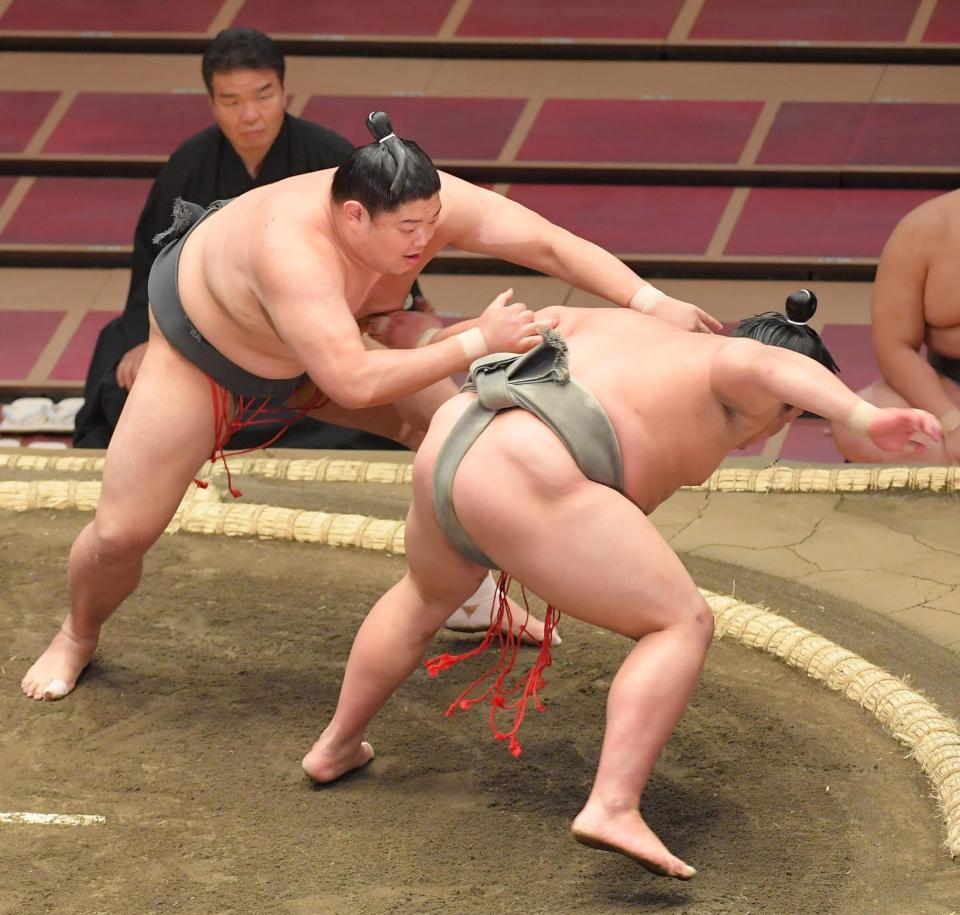 平戸海（右）を破る阿炎（撮影・高石航平）