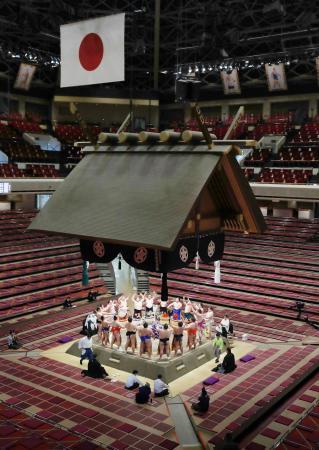　大相撲夏場所３日目、無観客の中で土俵入りする幕内力士たち。４日目以降は上限約５千人の観客を入れ実施する＝１１日午後、東京・両国国技館