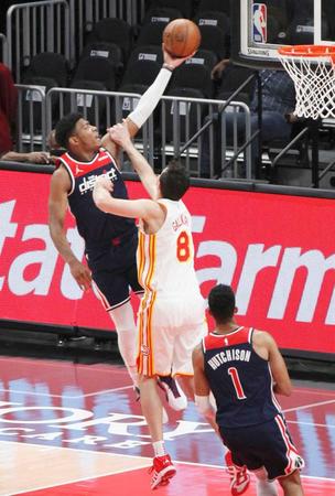 　ホークス戦でシュートを放つウィザーズの八村（ＮＢＡＥ提供・ゲッティ＝共同）