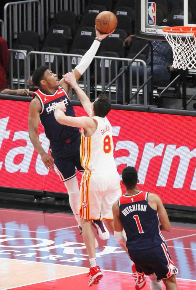 　ホークス戦でシュートを放つウィザーズの八村（ＮＢＡＥ提供・ゲッティ＝共同）