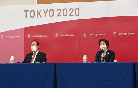 記者会見する東京五輪・パラリンピック大会組織委員会の武藤敏郎事務総長（左）と橋本聖子会長（代表撮影）