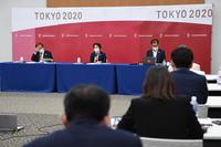 記者会見する東京五輪・パラリンピック大会組織委員会の橋本聖子会長（中央）ら（代表撮影）