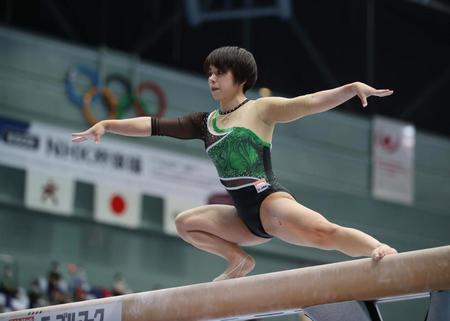 村上茉愛の平均台＝長野市ビッグハット（代表撮影）