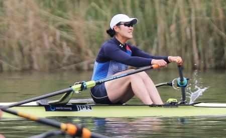 　女子シングルスカル予選で１組１着となり、決勝に進出した米川志保＝ルツェルン（共同）