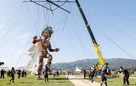 　岩手県陸前高田市で行われた東京五輪・パラリンピックの公式文化プログラムに登場した巨大操り人形「モッコ」＝１５日午後