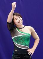 女子個人総合　すべての演技を終え、観客席にガッツポーズする村上茉愛＝長野市ビッグハット（代表撮影）