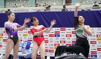 優勝し、東京五輪女子団体のメンバーに選ばれ、手を振る村上茉愛（右）。左から畠田瞳、杉原愛子（代表撮影）＝長野・ビッグハット