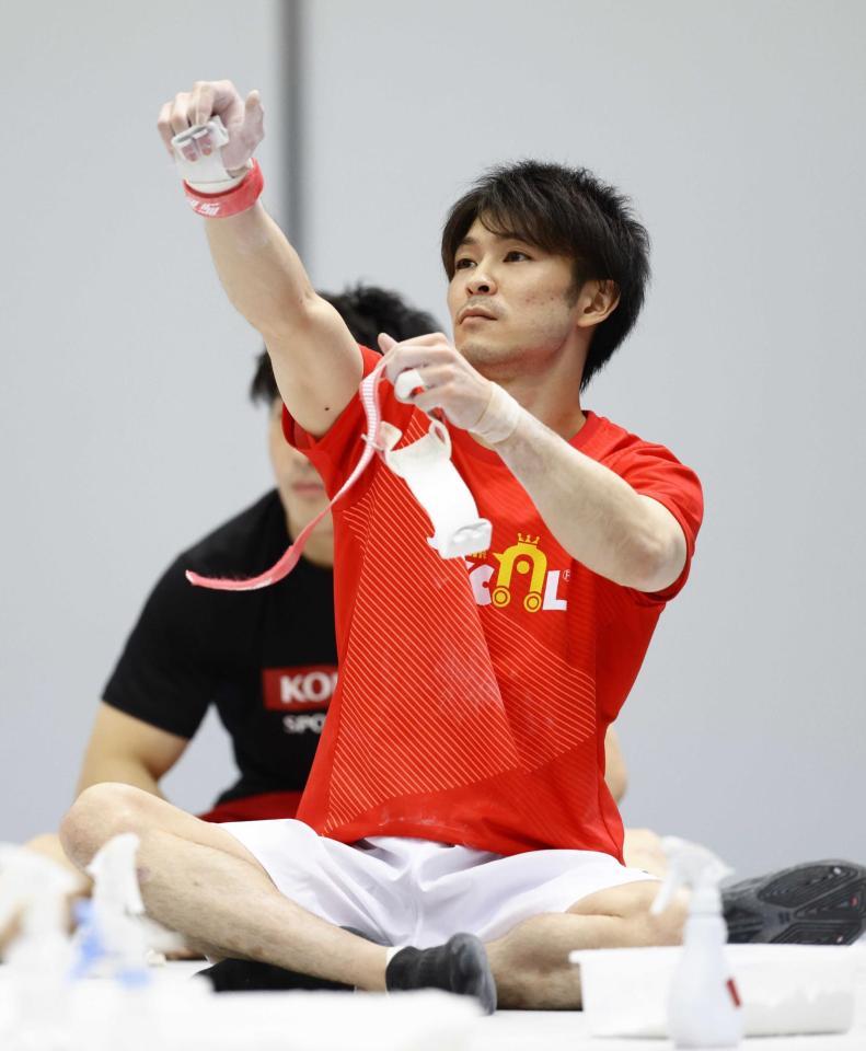 　男子公式練習で調整する内村航平（代表撮影）