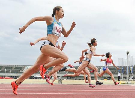 　女子１００メートル決勝で５位に終わった福島千里（左手前）。右端は優勝した高橋明日香