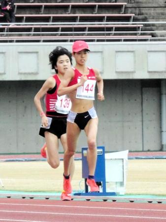 　女子３０００メートルでトップを走る広中璃梨佳