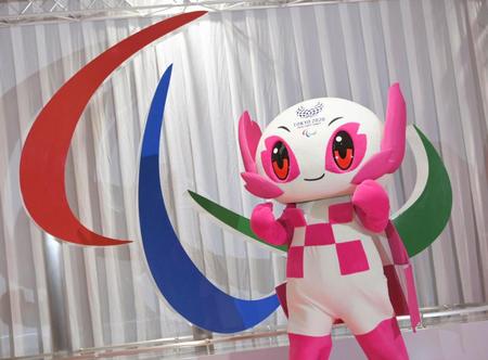 　東京パラリンピックの開催まで１００日のセレモニーで披露されたシンボルマーク「スリーアギトス」のモニュメントと大会マスコットの「ソメイティ」＝16日午後、都庁（代表撮影）