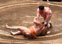 　幕内の土俵に上がった宇良がすくい投げで魁聖（手前）を破る（撮影・園田高夫）