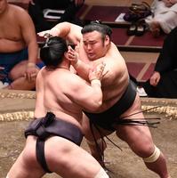 　妙義龍（左）に張り手を浴びせる貴景勝（撮影・園田高夫）