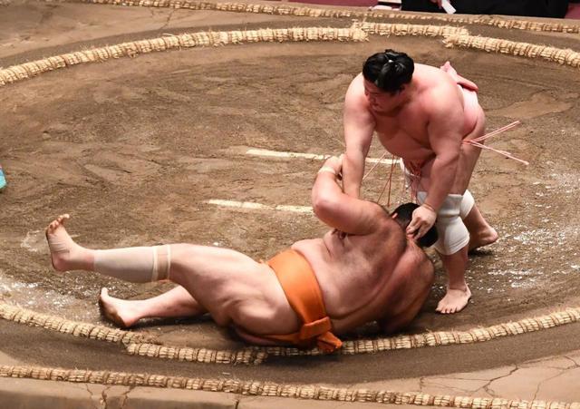 宇良、１３４４日ぶり幕内白星「うれしいけど、まだ十両なので」