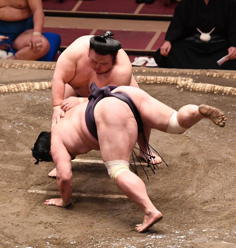 　妙義龍（手前）をはたき込みで下した貴景勝（撮影・園田高夫）