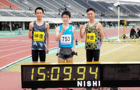 　男子５０００メートルで世界新記録を出した（左から）伴走の清水崚汰、唐沢剣也、伴走の小林光二