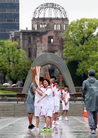 　広島市の平和記念公園で行われた聖火の点火式＝１７日午後