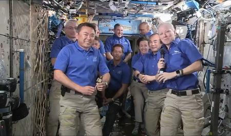 　国際宇宙ステーションで船長に就任した星出彰彦さん（前列左）＝４月（ＮＡＳＡテレビから・共同）