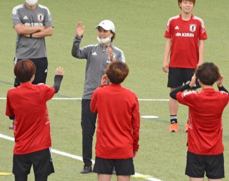 　選手に声をかけるサッカー女子日本代表の高倉監督＝福島県のＪヴィレッジ