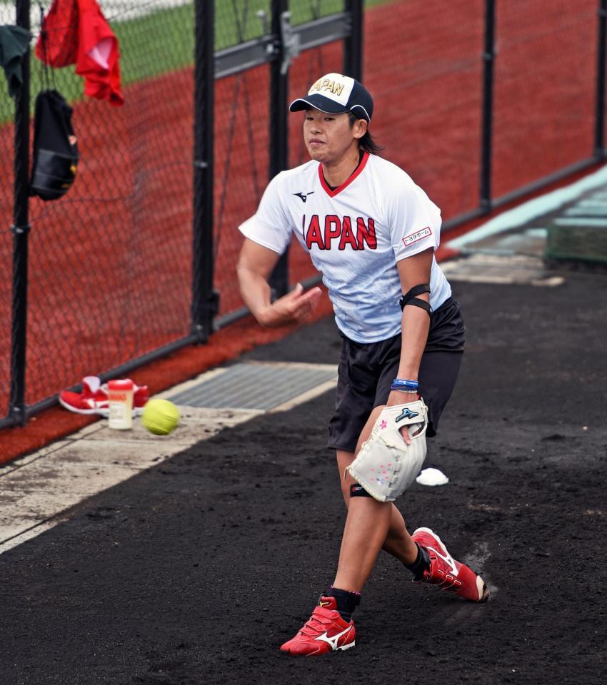 　投球練習に励む上野由岐子（日本ソフトボール協会提供）