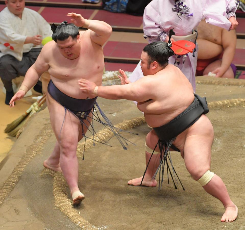 　阿武咲（左）を押し出しで下す貴景勝（撮影・高石航平）