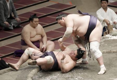 照ノ富士が反則で初黒星貴景勝と遠藤は２敗守る