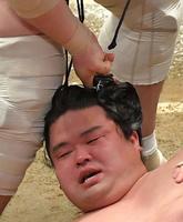 　妙義龍のまげには照ノ富士の指が引っかかっていた（撮影・出月俊成）