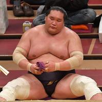 　反則負けに肩を落とす照ノ富士（撮影・出月俊成）