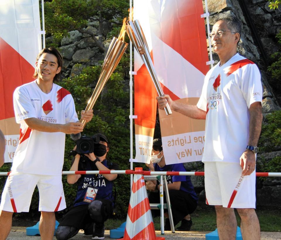 　故郷岡山の聖火リレー代替イベントでトーチキスを行う高橋大輔（左）＝岡山市内