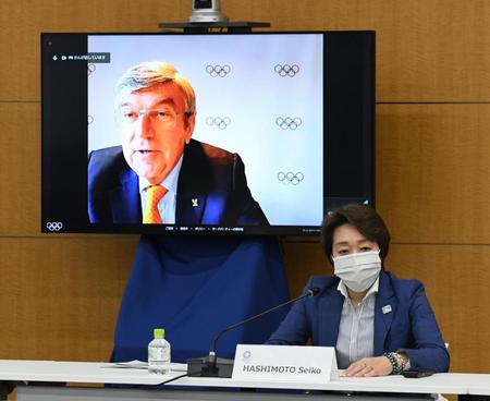 　ＩＯＣ調整委員会会議でＩＯＣのトーマス・バッハ会長（画面）の発言を聞く東京五輪・パラリンピック大会組織委員会の橋本聖子会長（代表撮影）