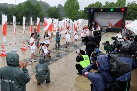 　岡山県津山市の津山中央公園グラウンドで開かれた、聖火リレーの代替イベント＝２０日午後