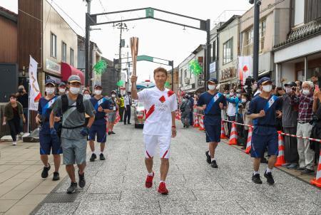 　鳥取県境港市で第１走者を務めた佐々木正さん＝２１日午前