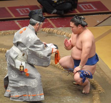 　北勝富士を破り、勝ち名乗りを受ける若隆景（撮影・高石航平）