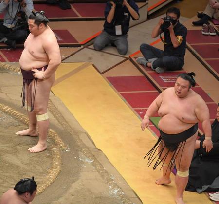 　突き落としで遠藤（左）に敗れた貴景勝（撮影・高石航平）