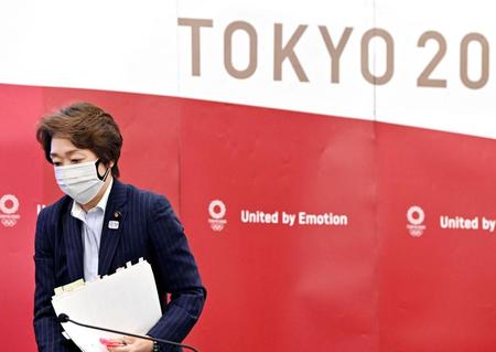 　記者会見を終え、退席する東京五輪・パラリンピック大会組織委の橋本聖子会長（代表撮影）