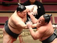 　出羽ノ龍（右）を攻める阿炎