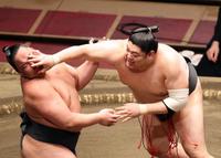 　出羽ノ龍（左）を攻める阿炎