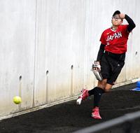 　ソフトボール女子日本代表合宿で投球練習する後藤希友（日本ソフトボール協会提供）