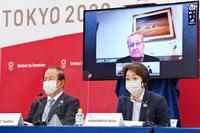 　記者会見する東京五輪・パラリンピック大会組織委の橋本聖子会長（右）。モニター内はＩＯＣのコーツ調整委員長（代表撮影）